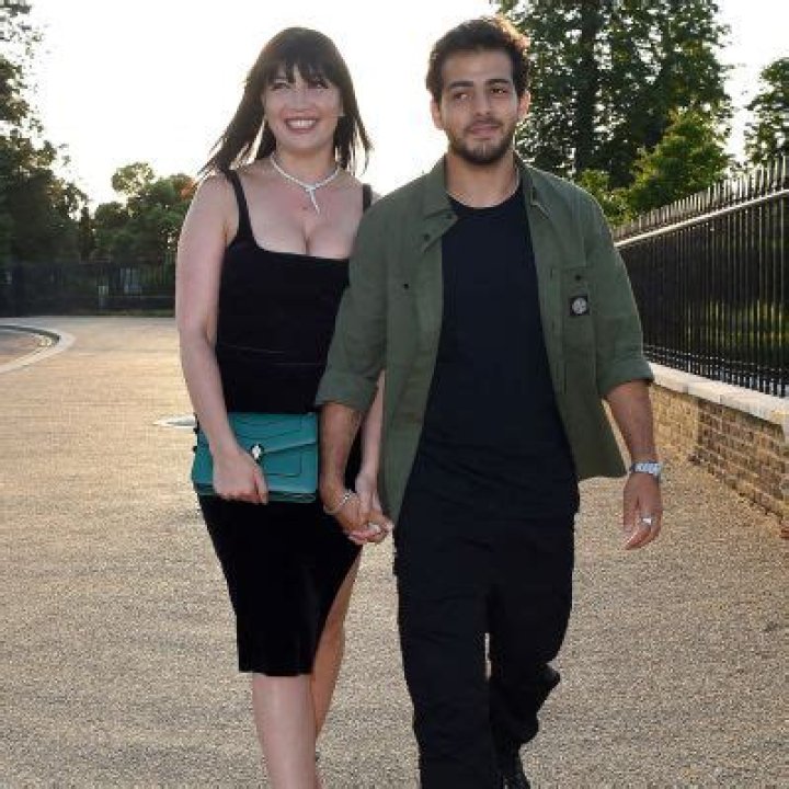 
Daisy Lowe Got Engaged To Her Long-Time Boyfriend Jordan Saul 