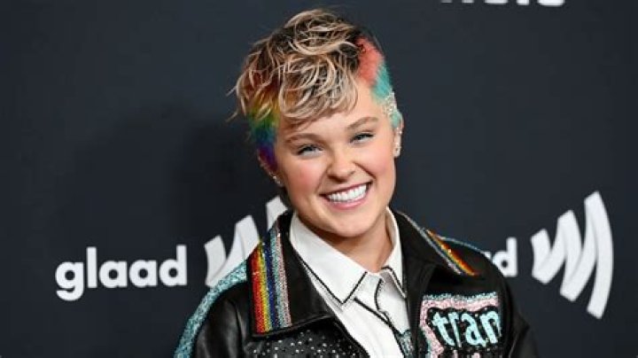 
JoJo Siwa Shows Off Toned Body After Focusing on ‘Physical Health’ in 2022: ‘Sweated and Sweated’ 