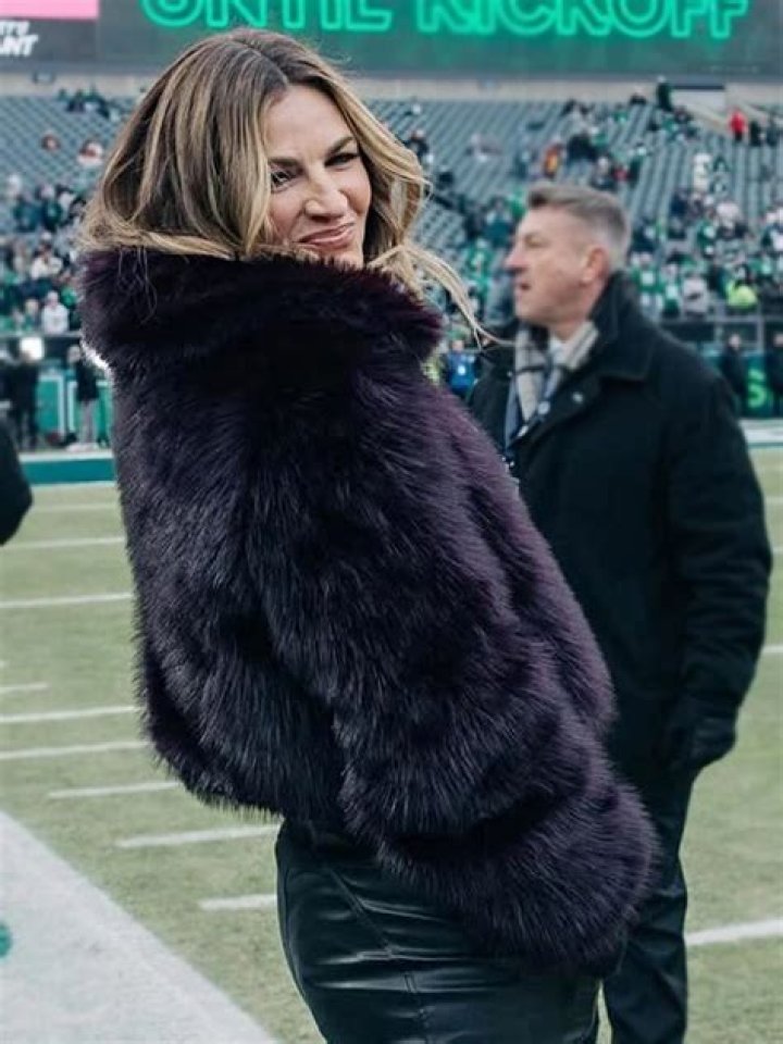 
Why Is Erin Andrews Wearing A Coat Tonight? Brand Name, Here Is Where You Can Get The Look 